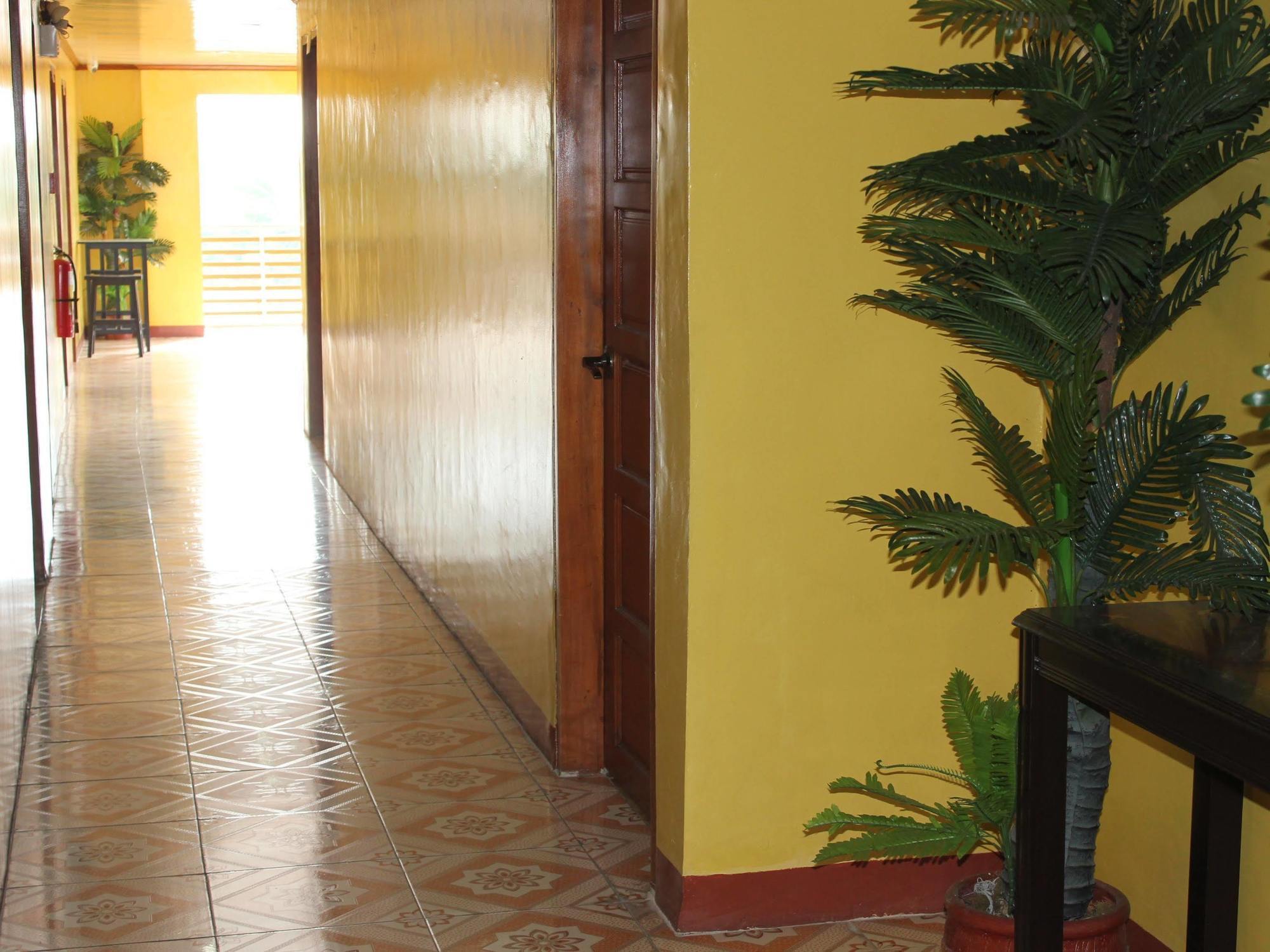 Hotel RedDoorz near Golden Sarok Shrine Kalibo Exterior foto